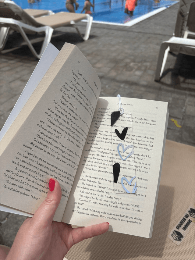 Clear Acrylic Bookmark with Black and Holographic Hearts – Minimalist Sparkle Book Accessory – Gift for Readers &amp; Aesthetic Lovers